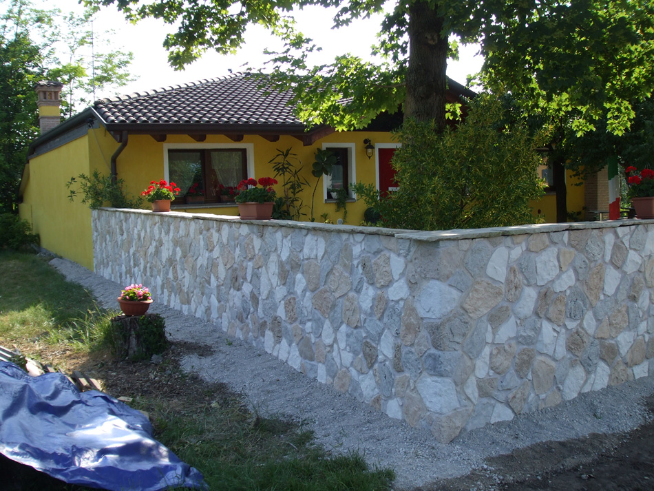 Rivestimento di  muro esterno con pannelli Pietra Calizia 002